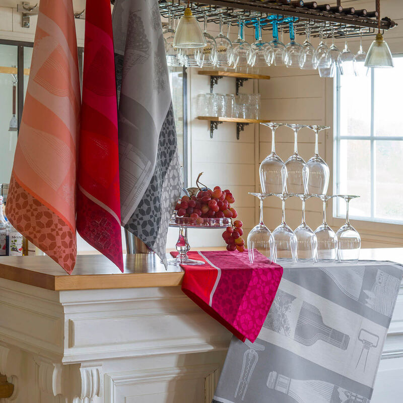 Le Jacquard Français Vin en Bouteille Tea towel, La Petite Maison